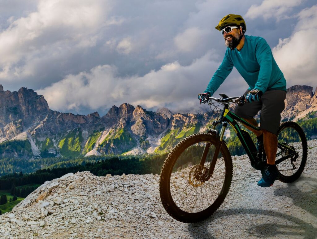 Mann beim E-Bike fahren.