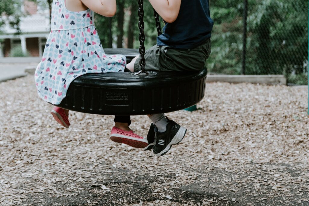 Geschwister auf dem Spielplatz