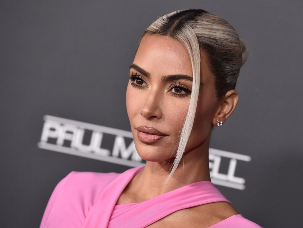 Kim Kardashian zeigt sich mit Buzzcut.