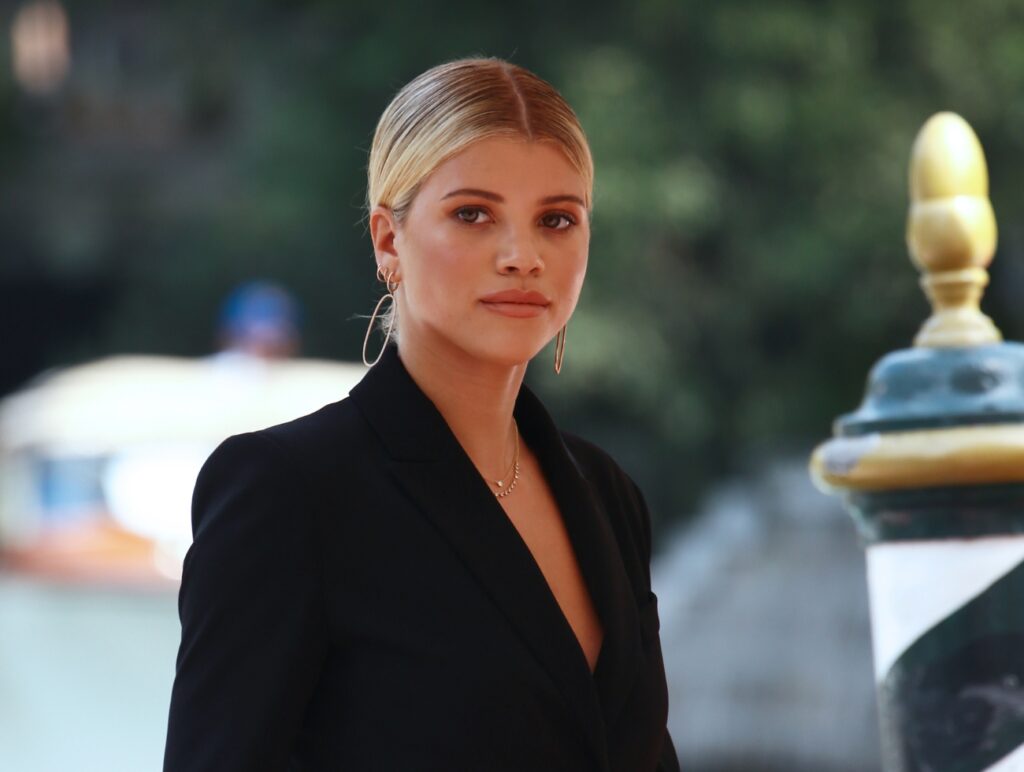 Sofia Richie Grainge trägt einen Sleek Bun und Nude Lips.