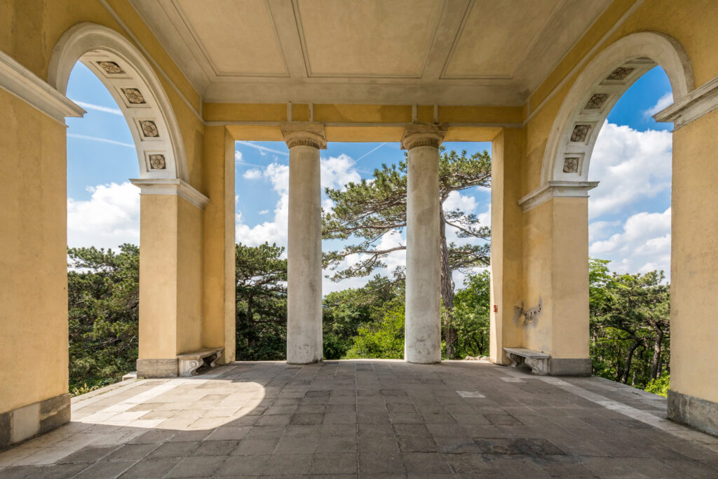 Ein Highlight unter den Ausflugtipps im Wienerwald: Der Husarentempel