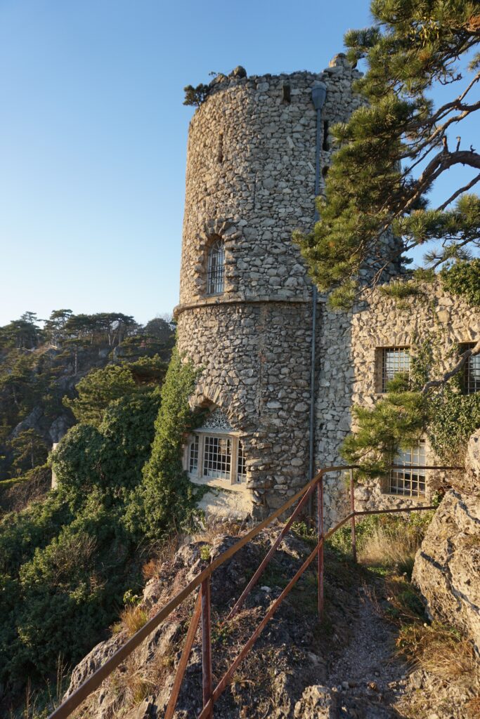 Die Burgruine Mödling im Wienerwald ist ein beliebter Ausflugsort