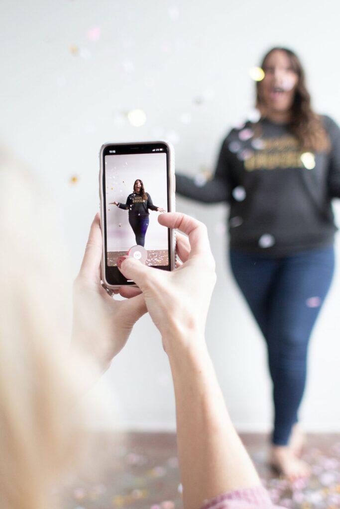 Handynutzung bei Kindern und Jugendlichen: Zum Beispiel beim Fotoshooting mit Freundin