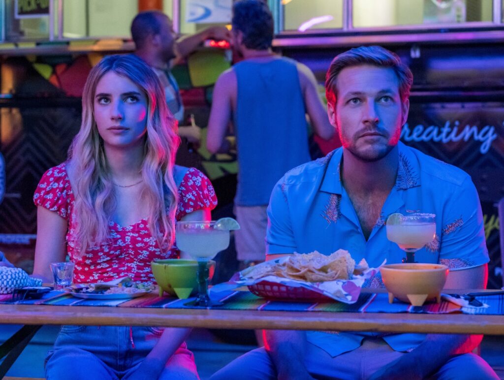 Emma Roberts und Luke Bracey in "Holidate"