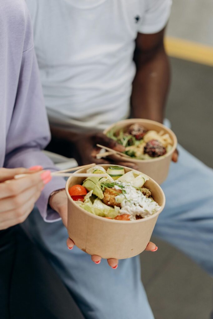 Zwei Personen essen eine Bowl mit viel Gemüse