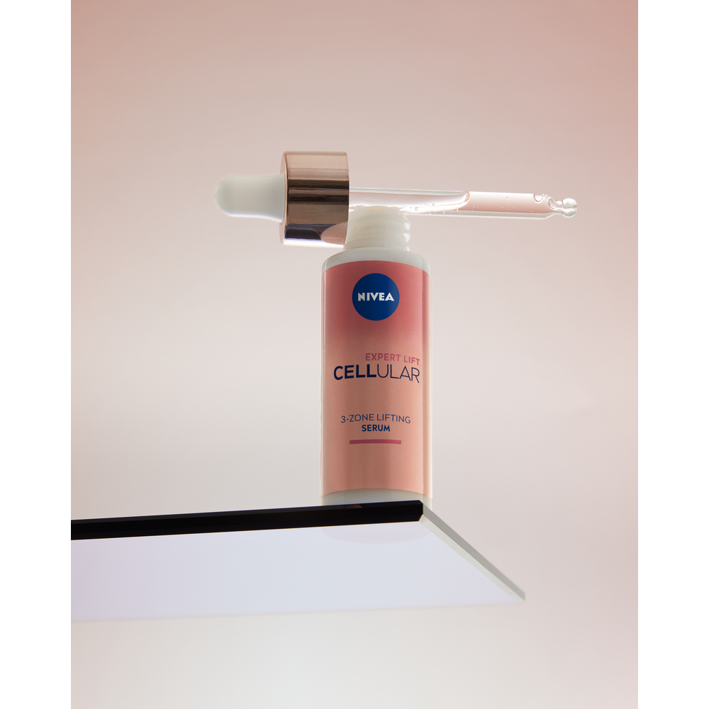 Das NIVEA CELLULAR Expert Lift 3-Zonen Lift Serum mit Bakuchiol strafft die Haut effektiv und sanft.