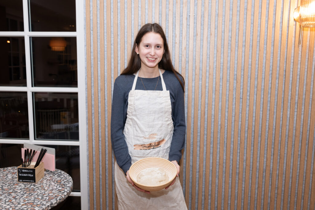 Redakteurin Leonie Werus mit ihrem ersten eigenen Sauerteig-Brot. © Martin Vandory